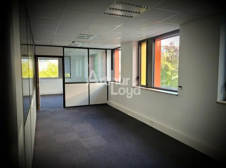 Bureau dans Le Bourget-du-Lac à louer - Photo de l’immeuble – Image 2 sur 3