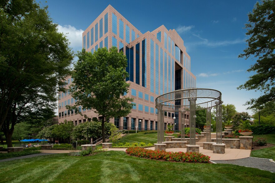 2340 Dulles Corner Blvd, Herndon, VA à louer - Photo de l’immeuble – Image 3 sur 8