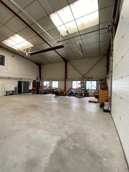 Local d’activités dans Chassieu à louer - Photo de l’immeuble – Image 2 sur 5