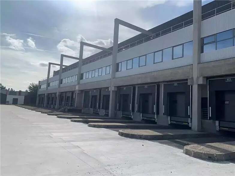 20-26 Avenue Avenue Ampère, Gretz-Armainvilliers à louer - Photo de l’immeuble – Image 1 sur 5