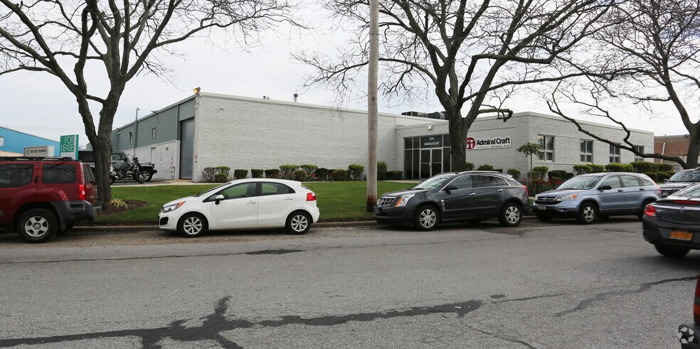 800-820 Shames Dr, Westbury, NY à louer - Photo de l’immeuble – Image 2 sur 14