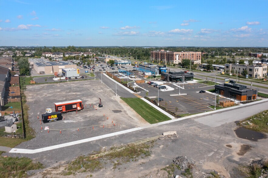 6111 Hazeldean Rd, Ottawa, ON à louer - Photo de l’immeuble – Image 1 sur 4
