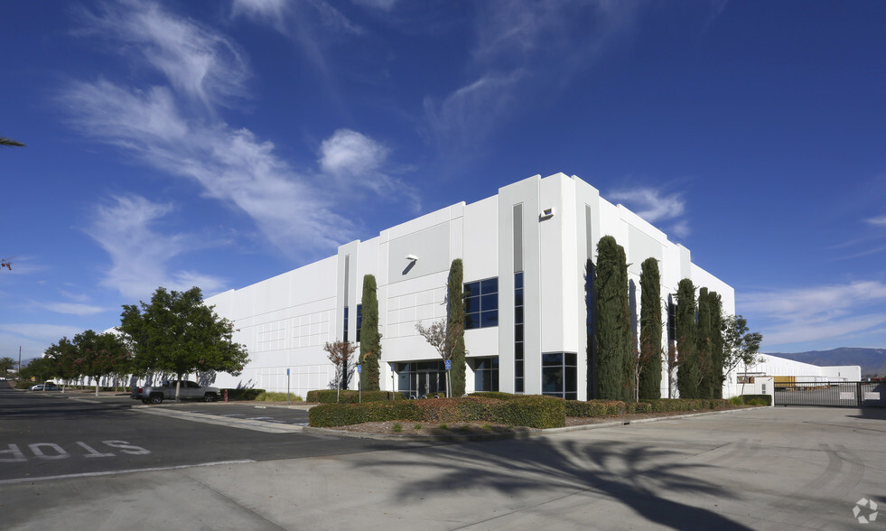 12215 Holly St, Riverside, CA à louer - Photo de l’immeuble – Image 1 sur 5