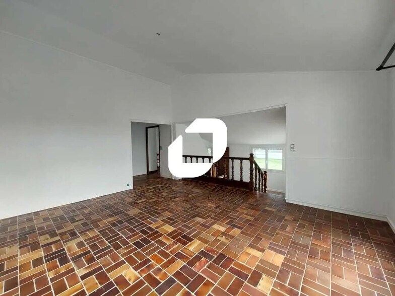 Bureau dans Aimargues à louer - Photo de l’immeuble – Image 2 sur 10