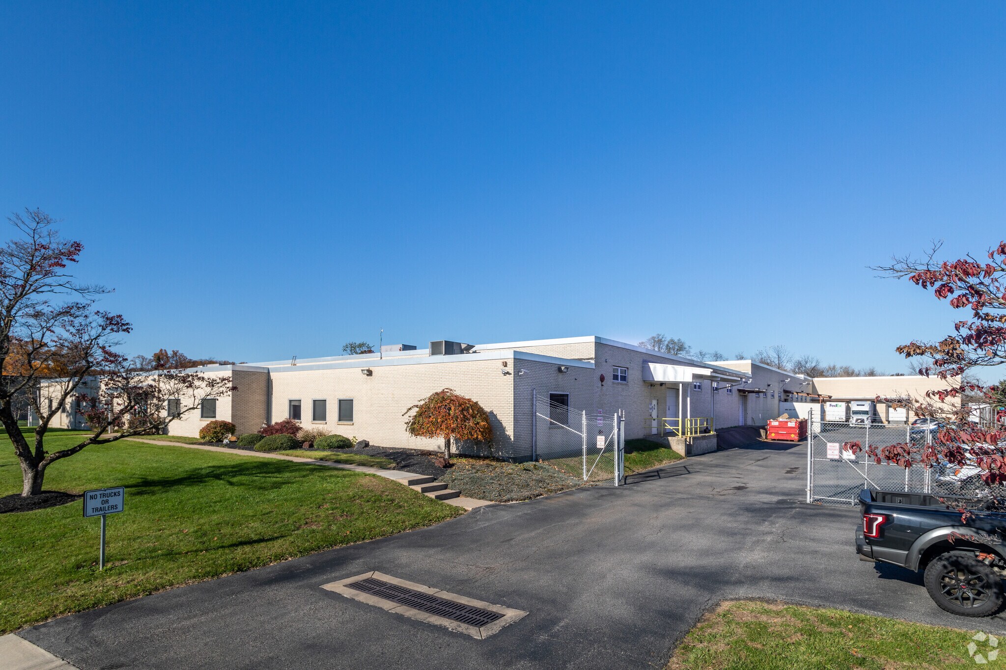 10940 Dutton Rd, Philadelphia, PA à louer Photo principale– Image 1 sur 7