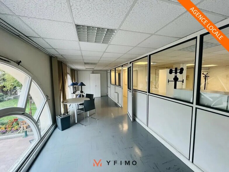 Bureau dans Poissy à louer - Photo de l’immeuble – Image 1 sur 3