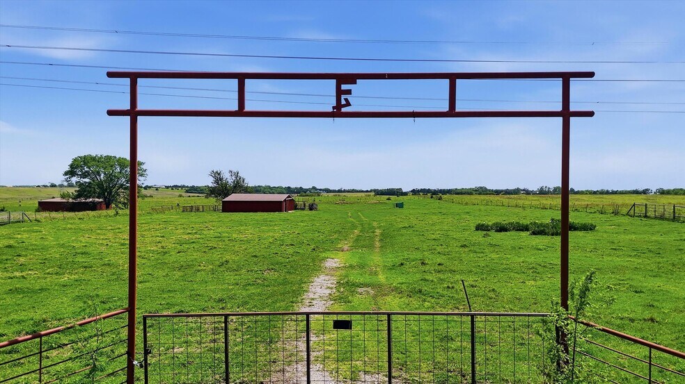 562 Lazy S Ranch Road, Gunter, TX à vendre - Photo de l’immeuble – Image 2 sur 45