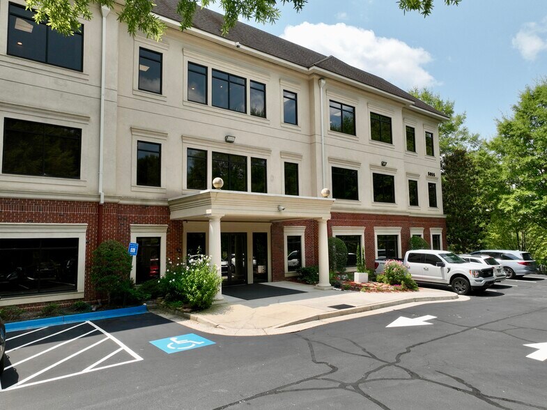 5855 Sandy Springs Cir NE, Atlanta, GA à vendre - Photo de l’immeuble – Image 1 sur 9