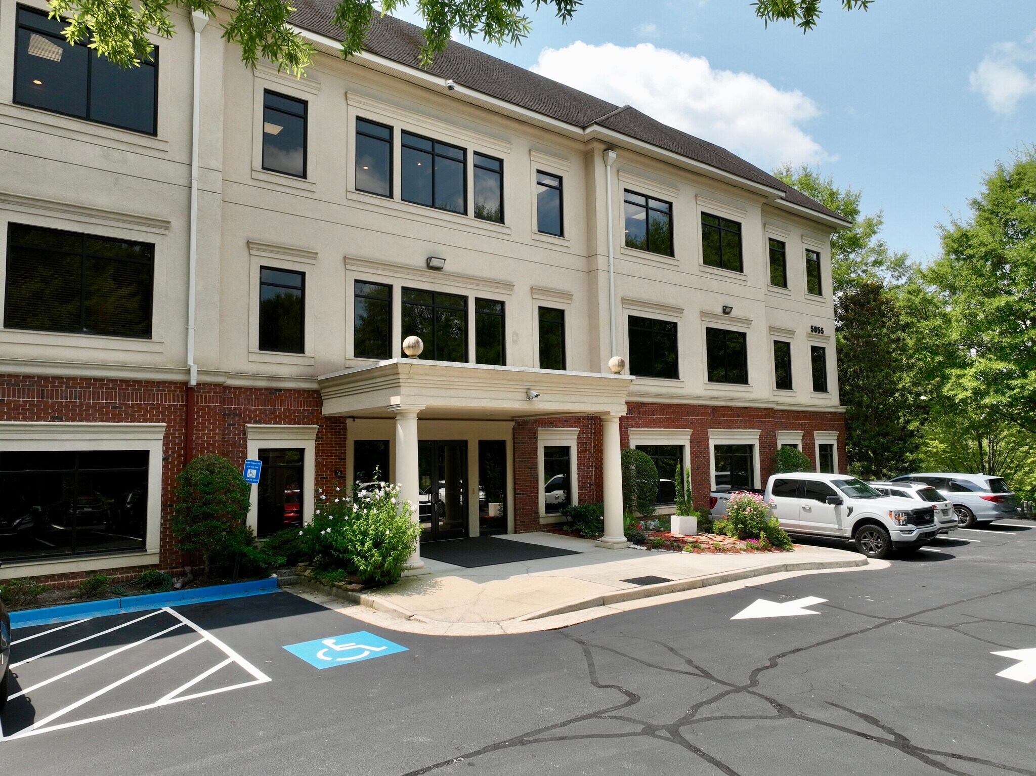 5855 Sandy Springs Cir NE, Atlanta, GA à vendre Photo de l’immeuble– Image 1 sur 10