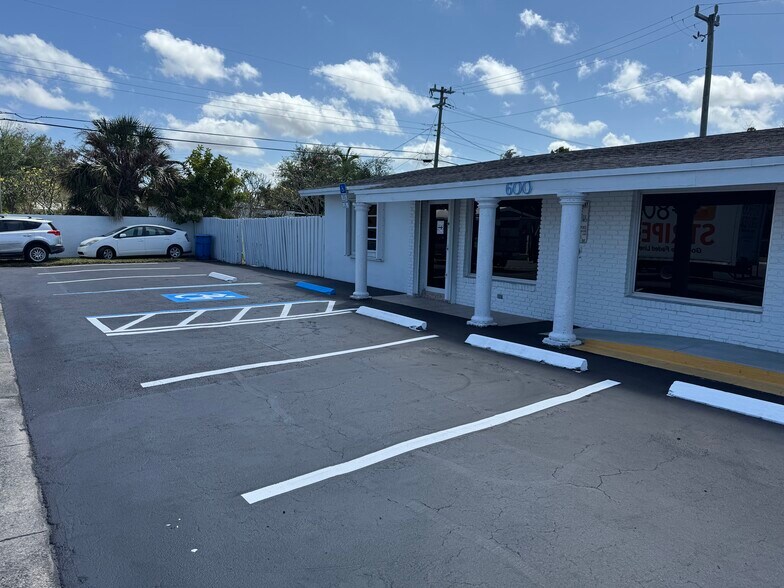 600 W Oakland Park Blvd, Wilton Manors, FL à louer - Photo de l’immeuble – Image 3 sur 14