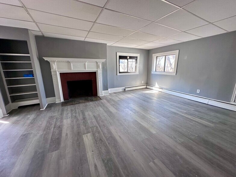 128 Mill St, Springfield, MA à vendre - Photo intérieure – Image 2 sur 14