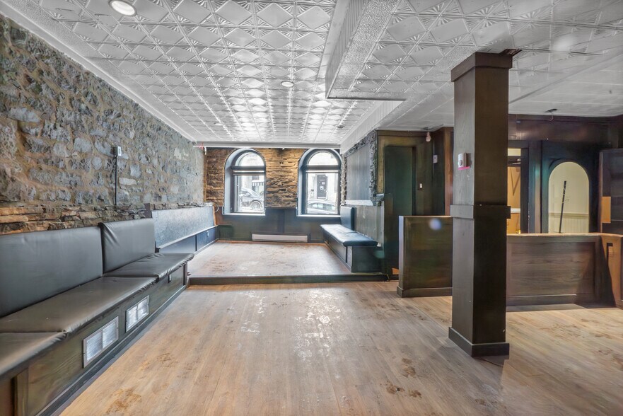 2070 St Saint-Denis, Montréal, QC à louer - Photo de l’immeuble – Image 2 sur 9