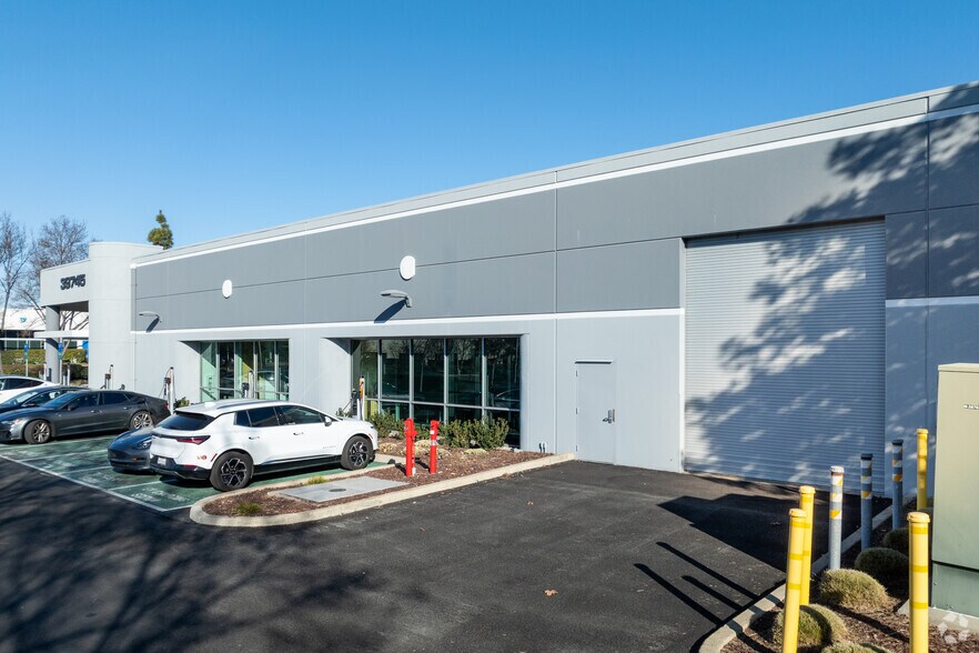 39611 Eureka Dr, Fremont, CA à louer - Photo de l’immeuble – Image 2 sur 62