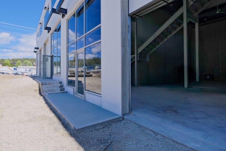 3179 Appaloosa Rd, Kelowna, BC à louer - Photo de l’immeuble – Image 2 sur 10