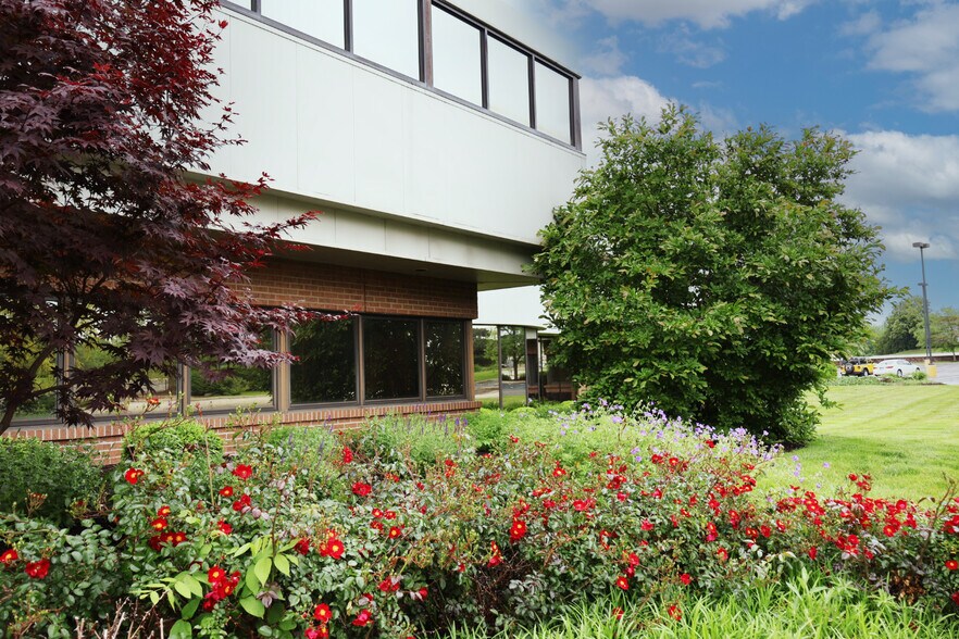 1712 Magnavox Way, Fort Wayne, IN à louer - Photo de l’immeuble – Image 3 sur 14