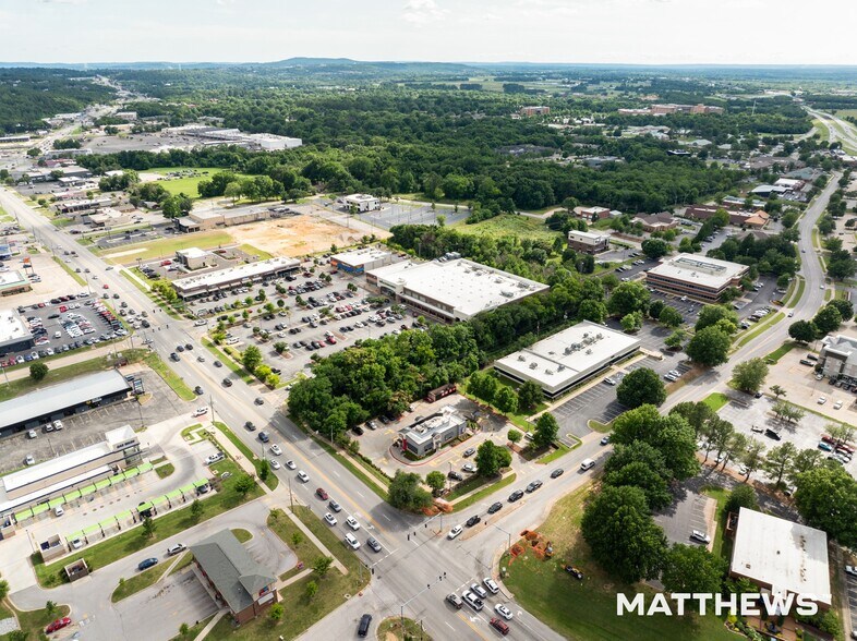 859 Millsap Rd, Fayetteville, AR à vendre - Photo de l’immeuble – Image 2 sur 4