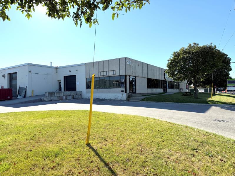 570 Clarke Rd, London, ON à louer Photo de l’immeuble– Image 1 sur 4