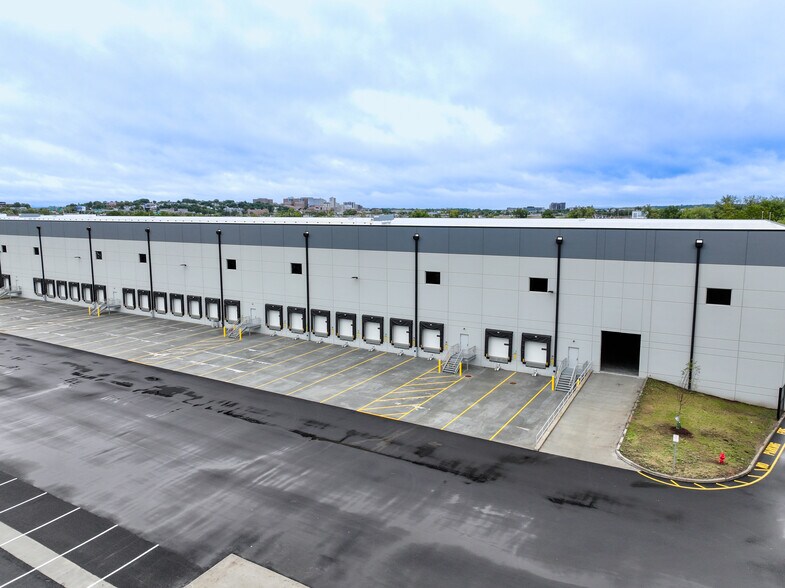 200 Hollister Rd, Teterboro, NJ à louer - Photo de l’immeuble – Image 3 sur 9