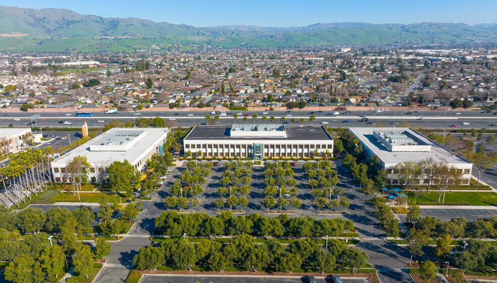 680 N McCarthy Blvd, Milpitas, CA à louer - Photo de l’immeuble – Image 2 sur 22