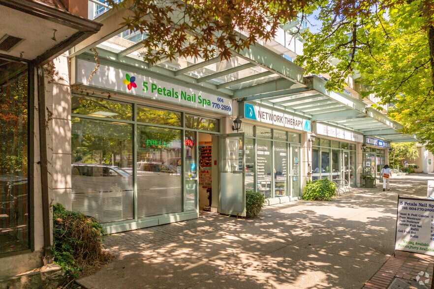 140 E 14th St, North Vancouver, BC à vendre - Photo de l’immeuble – Image 3 sur 5