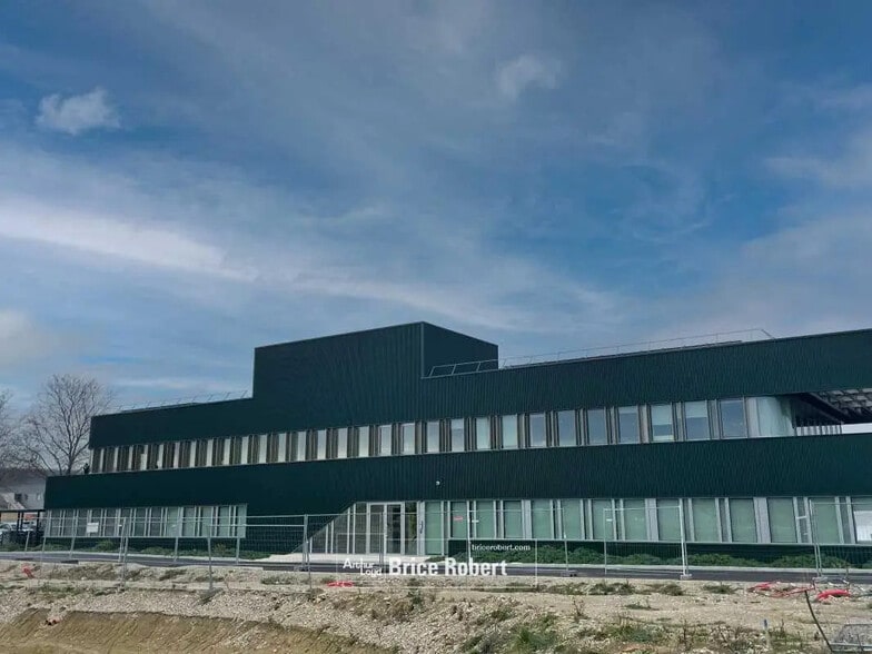 Bureau dans Saint-Maurice-de-Beynost à louer - Photo de l’immeuble – Image 2 sur 14