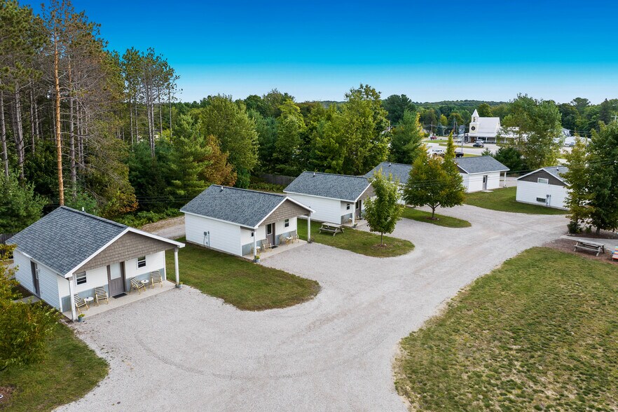 4871 U.S. 31, Eastport, MI à vendre - Photo de l’immeuble – Image 3 sur 68