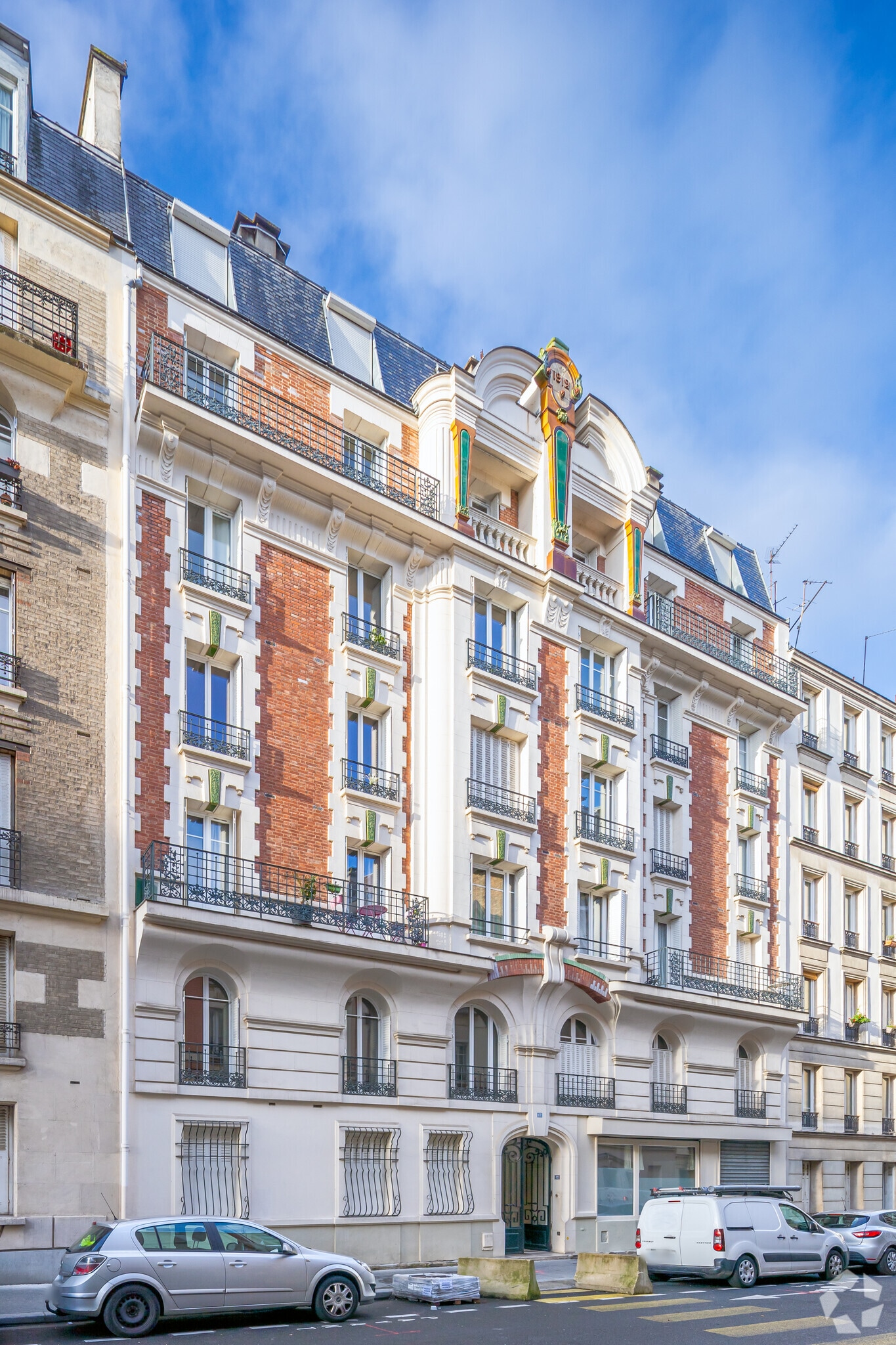 Immeuble residentiel dans Paris à vendre Photo principale– Image 1 sur 5