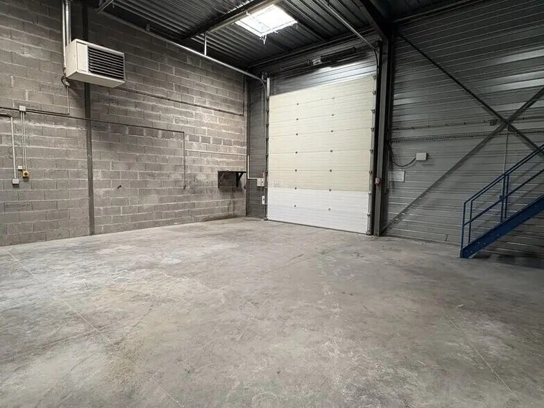 Bureau dans MARCILLY-D'AZERGUES à louer - Photo de l’immeuble – Image 2 sur 11