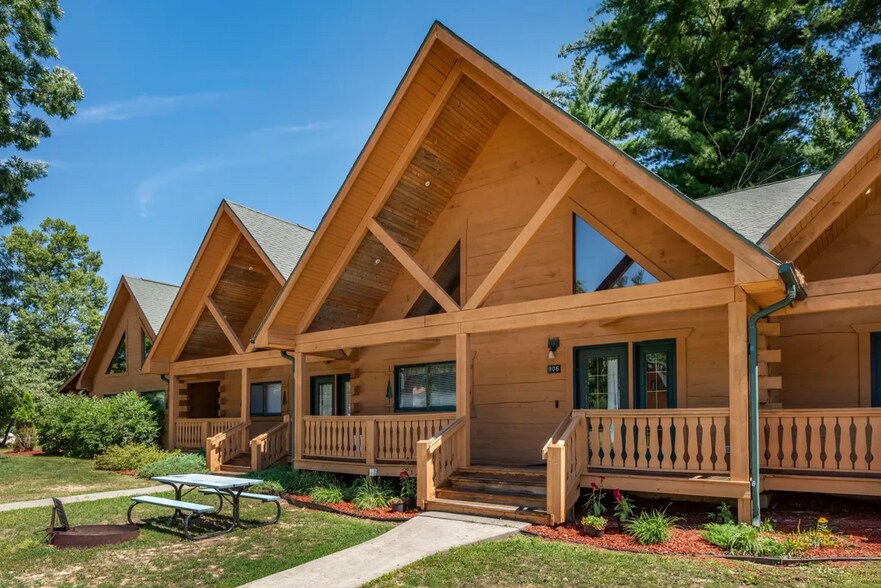 701 Yogi Cir, Warrens, WI à vendre - Photo de l’immeuble – Image 3 sur 7