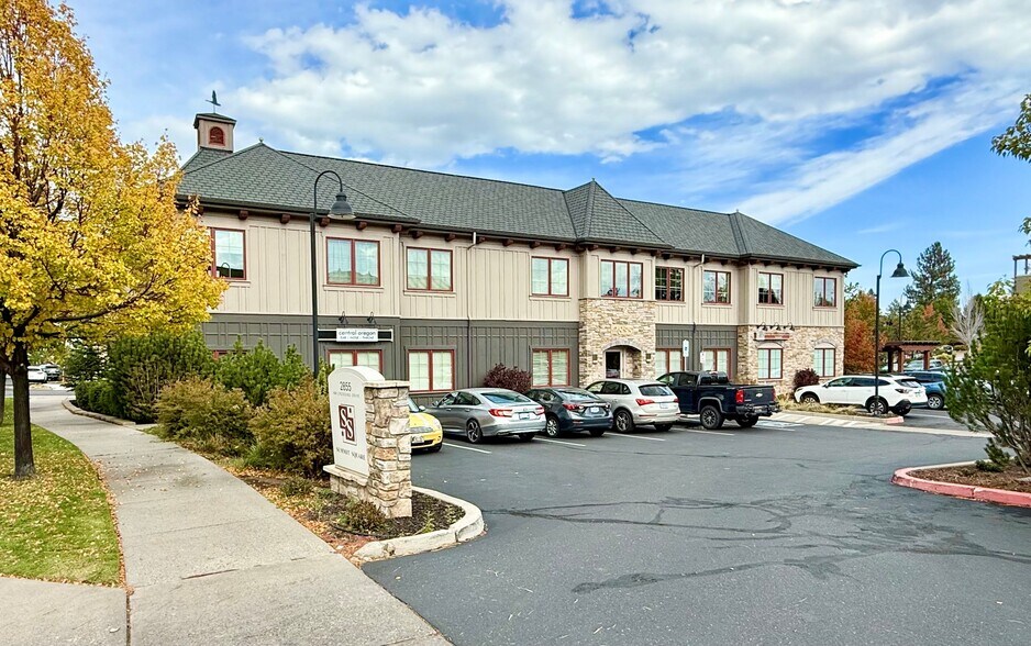 2855 NW Crossing Dr, Bend, OR à louer - Photo de l’immeuble – Image 2 sur 16