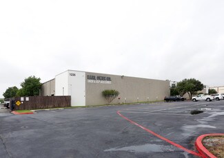 Plus de détails pour 1235 W Trinity Mills Rd, Carrollton, TX - Local d'activités à louer