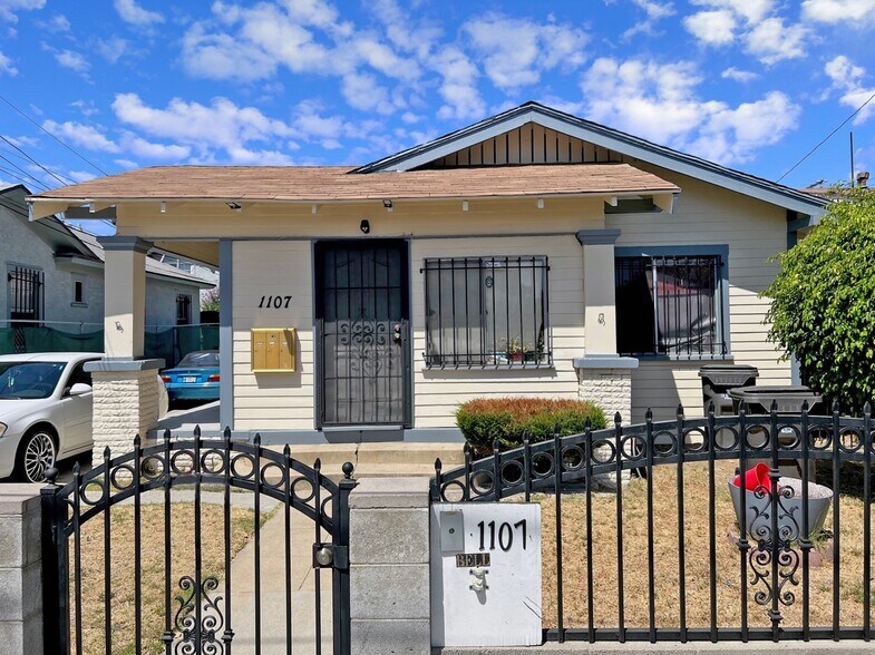 1107 Mahanna Ave, Long Beach, CA à vendre - Photo de l’immeuble – Image 3 sur 15