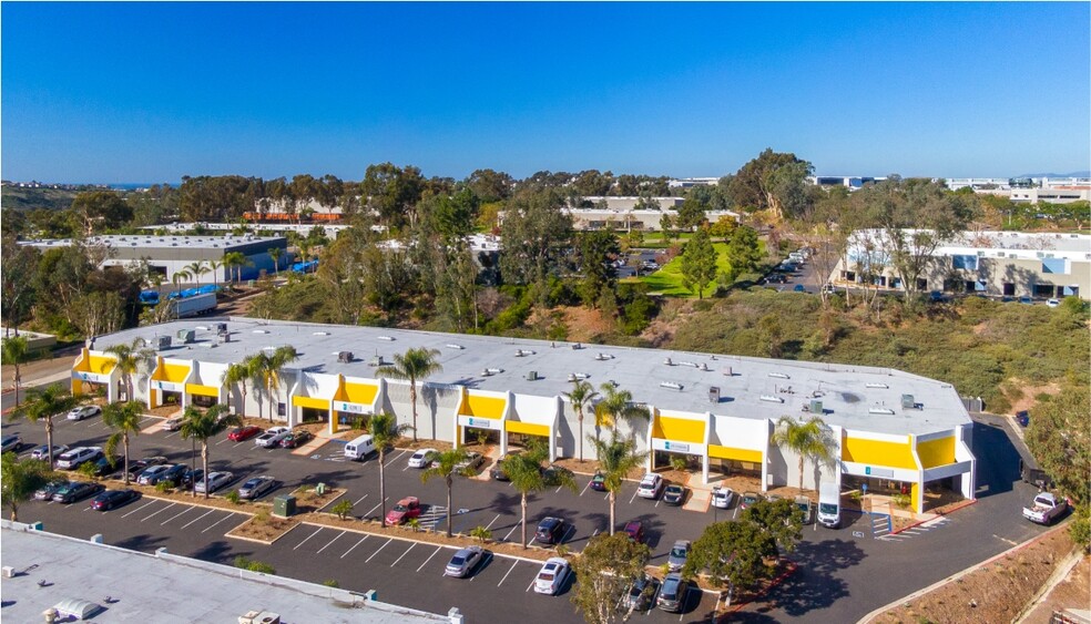 6352 Corte del Abeto, Carlsbad, CA à louer - Photo de l’immeuble – Image 3 sur 8