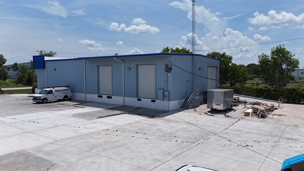 7332 Commercial Cir, Fort Pierce, FL à louer - Photo de l’immeuble – Image 2 sur 5