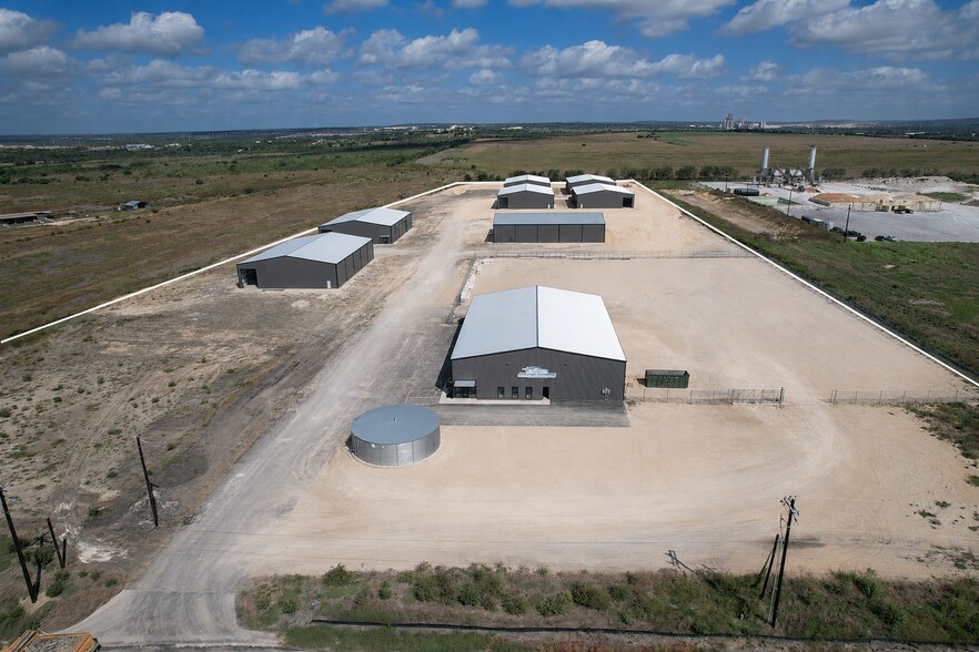 729 Soechting Industrial Park portefeuille de 7 biens à vendre sur LoopNet.fr - Photo de l’immeuble – Image 1 sur 8