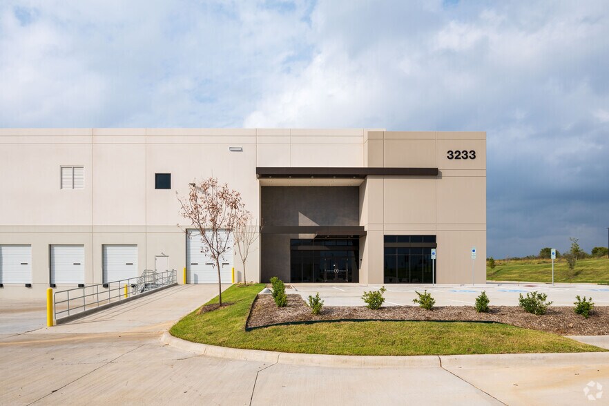 3233 Buda Ln, Fort Worth, TX à louer - Photo de l’immeuble – Image 2 sur 10