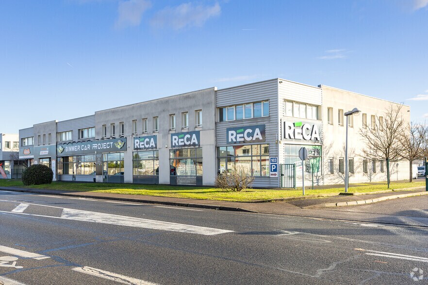 Local commercial dans Décines-Charpieu à louer - Photo principale – Image 1 sur 2