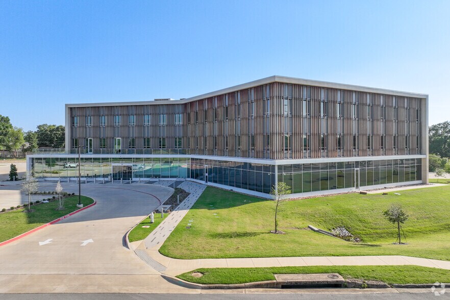 2101 Westpark Ct, Euless, TX à louer - Photo de l’immeuble – Image 1 sur 22