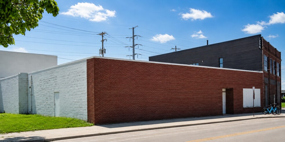 327 Broadway, Green Bay, WI à vendre - Photo de l’immeuble – Image 1 sur 1