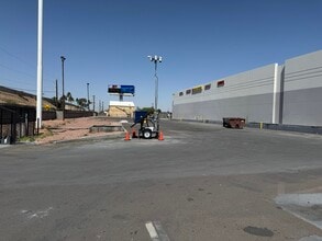 1048 W Maricopa Fwy, Phoenix, AZ à louer Photo de l’immeuble– Image 2 sur 5