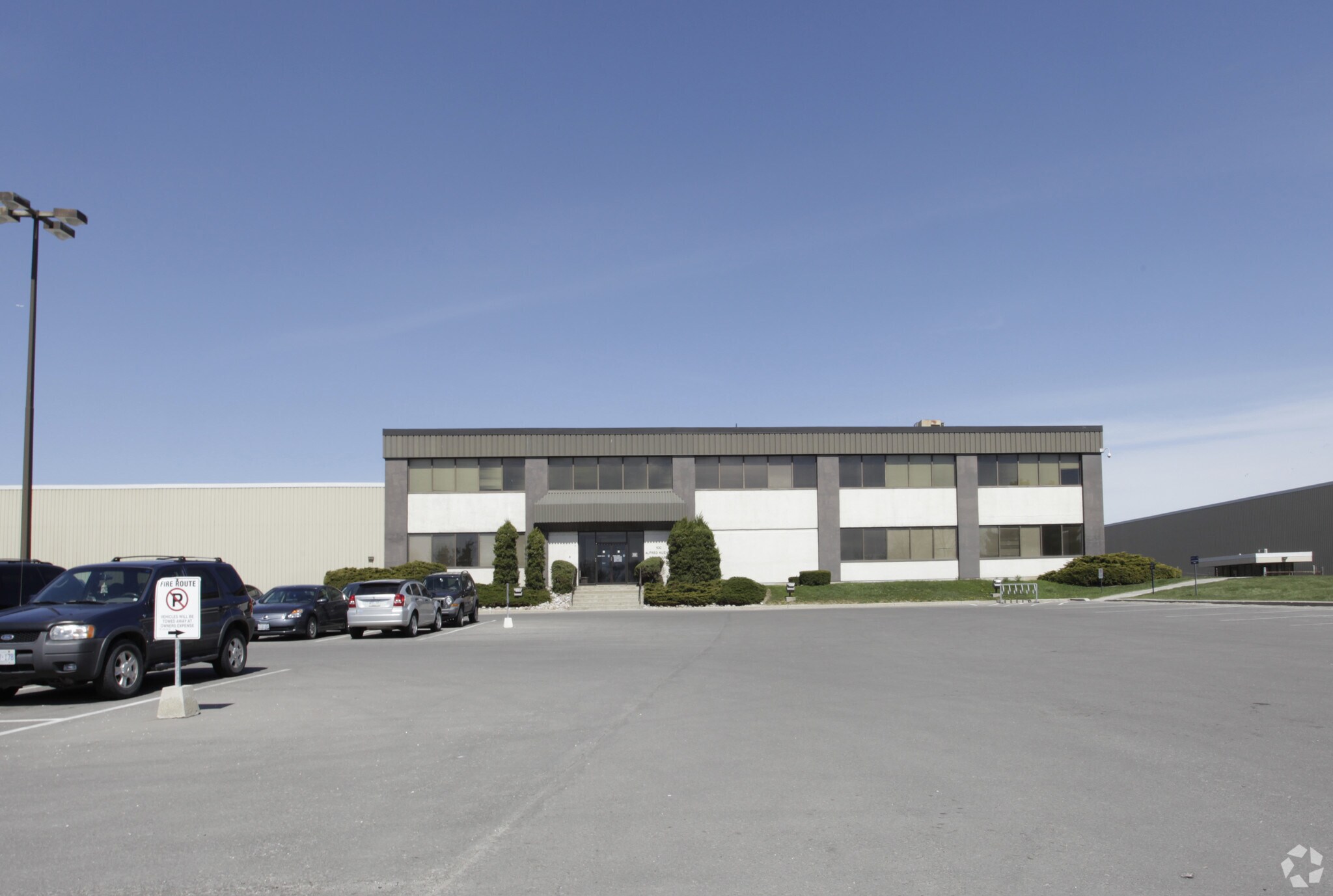 100 Alfred Kuehne Blvd, Brampton, ON à louer Photo principale– Image 1 sur 3