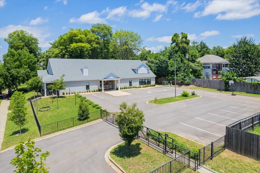 1430 Poplar Ave, Memphis, TN à vendre - Photo de l’immeuble – Image 1 sur 22
