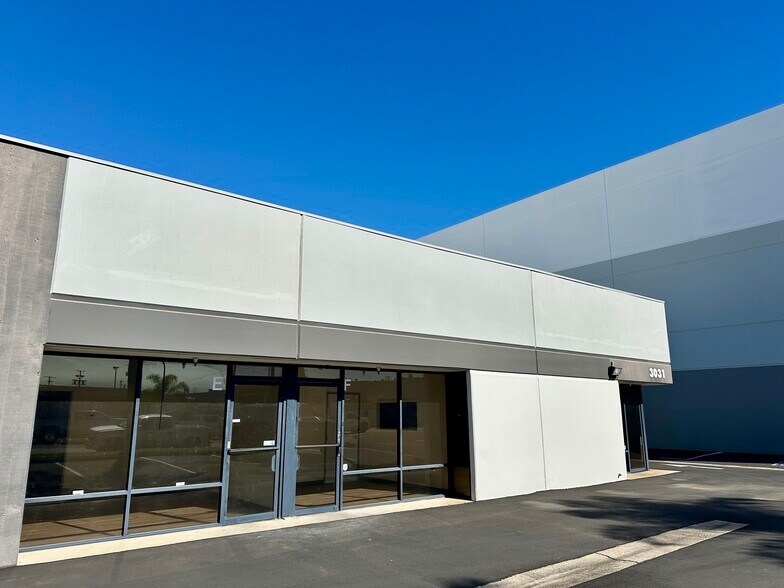 3031 E Coronado St, Anaheim, CA à louer - Photo de l’immeuble – Image 2 sur 5