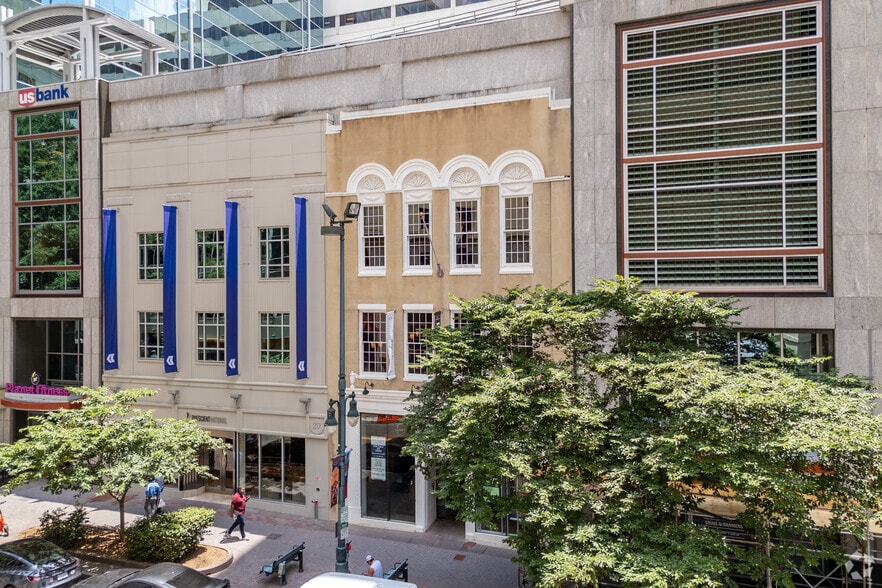 221 S Tryon St, Charlotte, NC à louer - Photo de l’immeuble – Image 1 sur 5