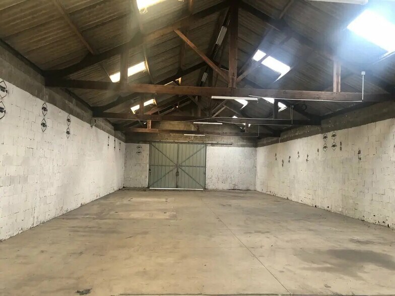 Local d’activités dans Landivisiau à louer - Photo intérieure – Image 2 sur 12