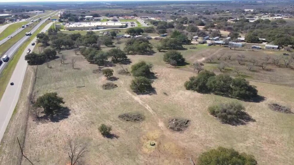 0 I-35, Devine, TX à vendre - Vidéo sur l’annonce professionnelle – Image 2 sur 15