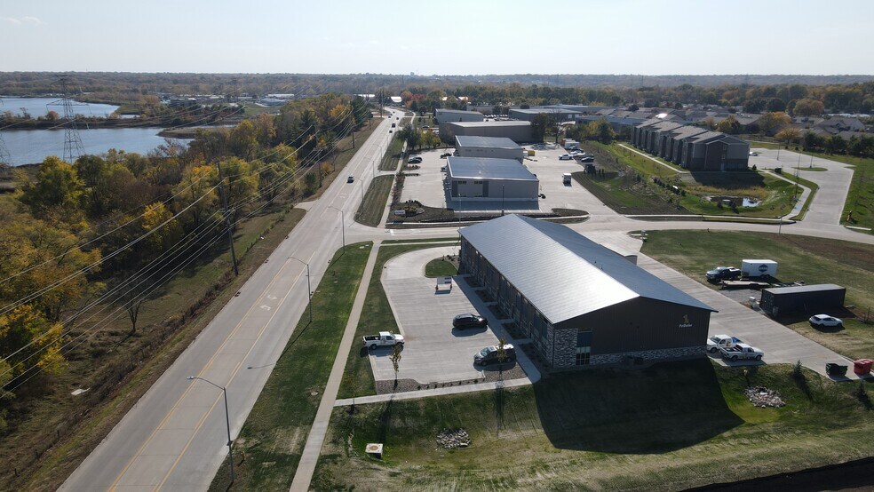 4705 NW 59th Ave, Johnston, IA à louer - Photo de l’immeuble – Image 2 sur 3