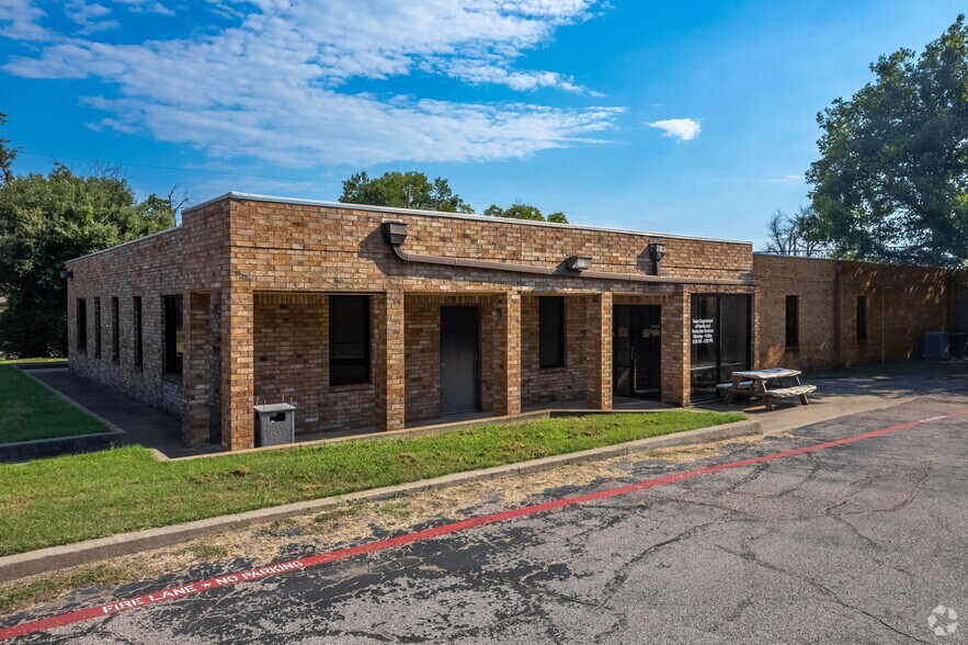 1300 N Anglin, Cleburne, TX à louer - Photo principale – Image 1 sur 15