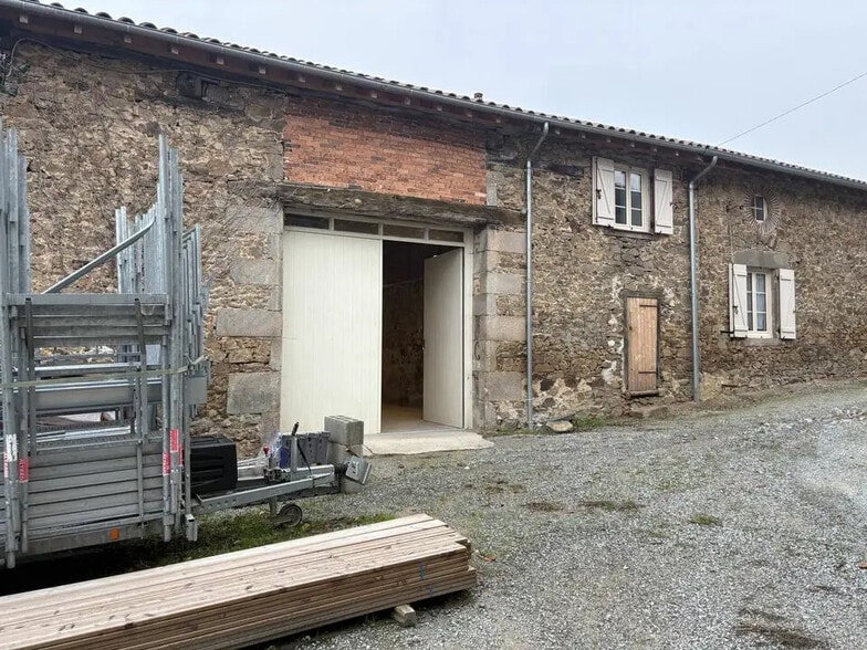 Local d’activités dans Le Palais-sur-Vienne à louer - Photo de l’immeuble – Image 1 sur 6