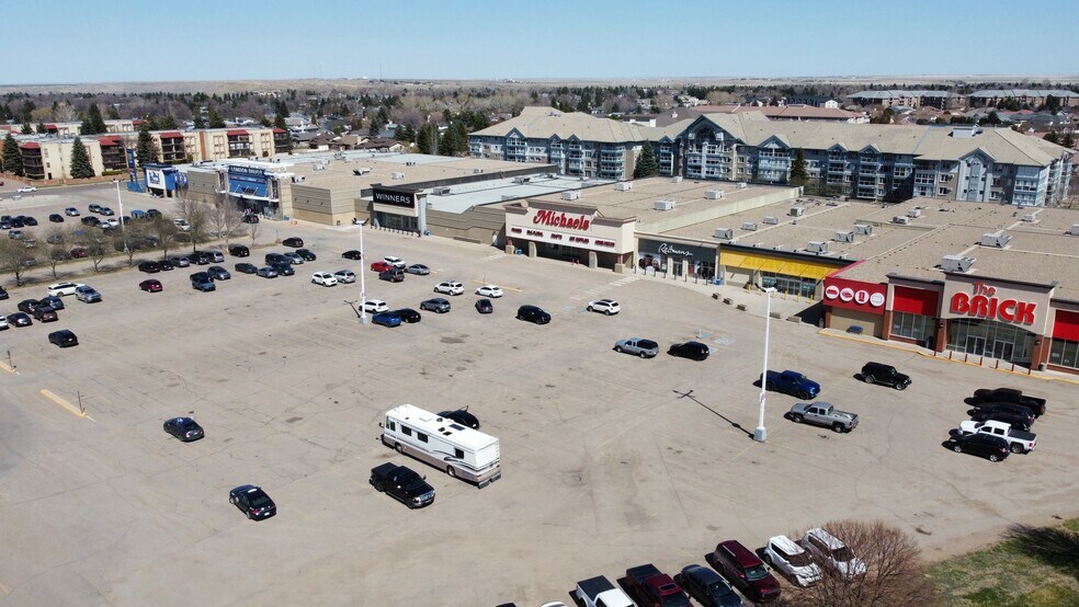 3201 13th Ave SE, Medicine Hat, AB à louer - Photo de l’immeuble – Image 3 sur 9